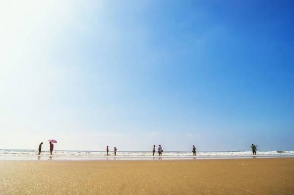 青岛银沙滩海水浴场周边有什么景点？