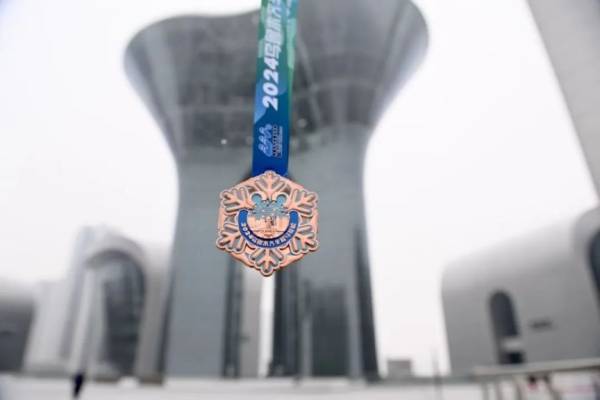 2024乌鲁木齐半程马拉松奖牌样式（2）